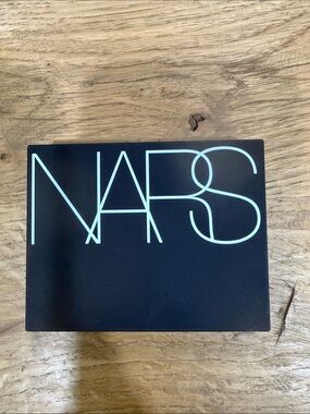 NARS TRANSLUCENT powder Black Compact with White Logo